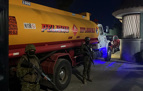 FFAA allanan centro de acopio ilegal de combustible en Quito