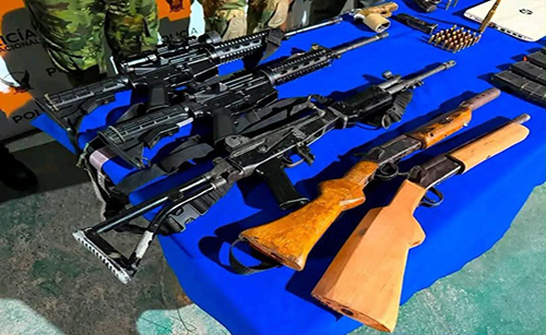 ecuador 221 militares-decomisan-armas-municiones-y-embarcaciones-en-esmeraldas-ecuador221.com_.ec_ Militares decomisan armas, municiones y embarcaciones en Esmeraldas