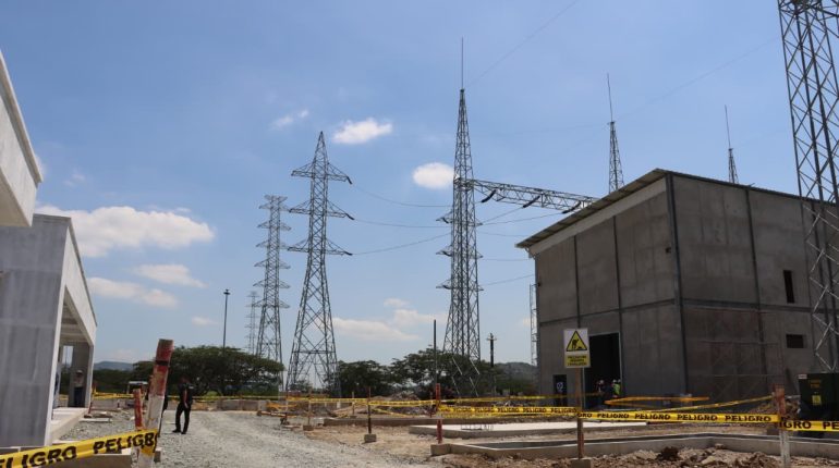 Ministro Blum recorrió sistema de eléctrico en Las Orquídeas