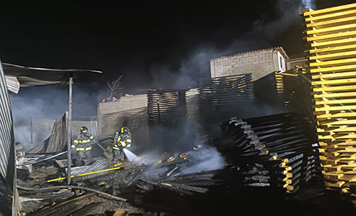 ecuador 221 quito-bomberos-sofocan-incendio-en-aserradero-ecuador221.com_.ec_ Quito: Bomberos sofocan incendio en aserradero