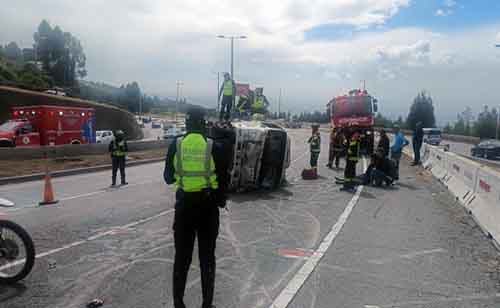 Quito: Camión volcado en la Ruta Viva provoca cierre vial