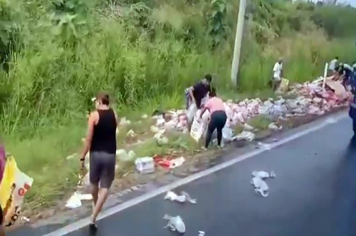 Un tráiler perdió carga y en minutos se inició el saqueo