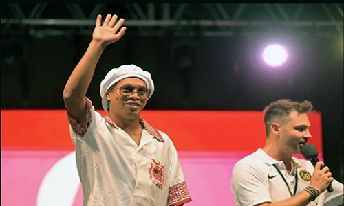 A sus 46 años, Ronaldinho regresa en busca de "un gol 300"