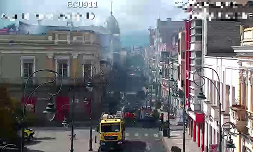Bomberos controlan incendio en centro histórico de Riobamba