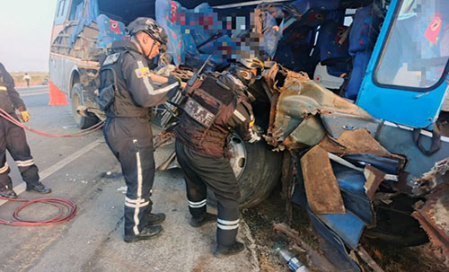 Choque entre bus y tanquero dejó 20 personas heridas