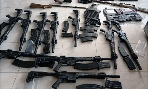 Dictan prisión preventiva para dos personas que tenían 25 armas y municiones