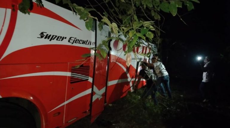 Doce heridos en siniestro vial de un bus en vía a Jama