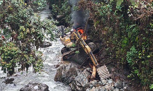 ejercito-destruye-equipos-de-mineria-ilegal-en-palanda-ecuador221.com_.ec_ Ejército destruye equipos de minería ilegal en Palanda