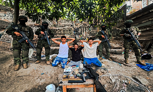 Militares aprehenden a tres sujetos y decomisan armas y droga