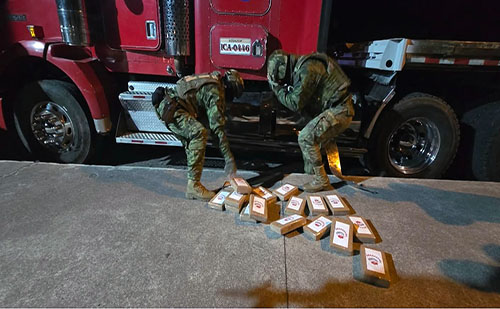 Militares decomisan 84 paquetes de cocaína en Carchi