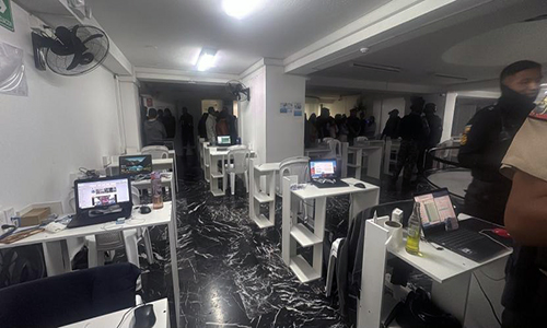 Quito: Hallan armas traumáticas, 200 equipos y mensajes extorsivos en call center