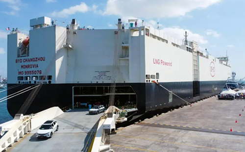 Un buque de la empresa BYD arribó al Puerto de Manta con 1.000 vehículos