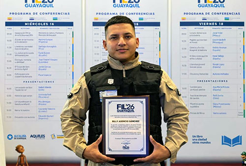 2-guardia Billy Asencio, el guardia que se hizo viral tocando piano, recibe homenaje en la Feria del Libro