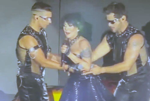 28-alejandra Alejandra Guzmán se lesiona la cadera en pleno concierto y suspende el show