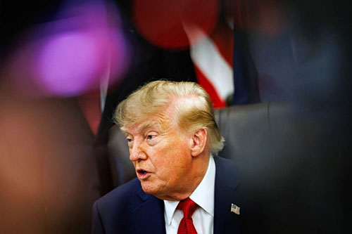 28-trump Cadenas de televisión suspenden la cobertura conjunta de Trump tras el veto