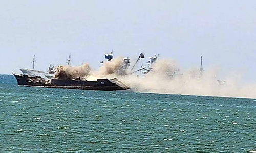 Incendio de barco pesquero genera alarma en Manta