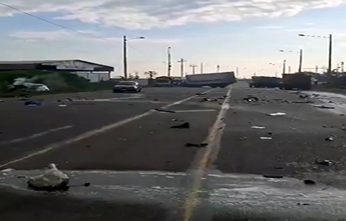 Un muerto en choque frontal entre camión y auto en Babahoyo