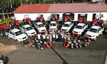 gobierno-entrega-tractores-y-camionetas-a-los-agricultores-ecuador221.com_.ec_ Gobierno entrega tractores y camionetas a los agricultores