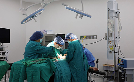 Gobierno invierte USD 2,5 millones y reabre el quirófano del Hospital Básico de Baeza