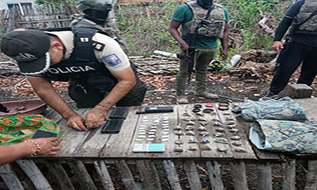 hallan-una-granada-municiones-y-droga-en-una-casa-en-manta-ecuador221.com_.ec_ Hallan una granada, municiones y droga en una casa en Manta