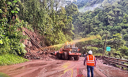 maquinaria-trabaja-en-limpieza-de-la-via-aloag-union-del-toachi-ecuador221.com_.ec_ Maquinaria trabaja en limpieza de la vía Alóag-Unión del Toachi